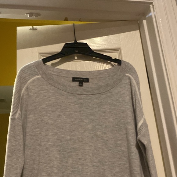 Banana Republic long sleeve light weight sweater. Size small. Oversized - Picture 6 of 6
